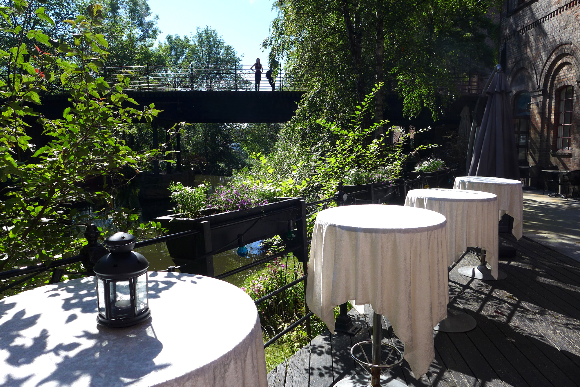 Terrasse ved vannet med dekkede bord hos Månefisken.